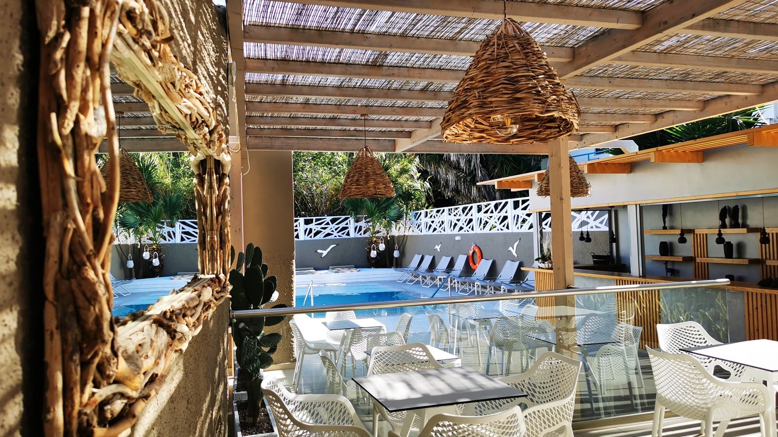 restaurants-pool-snack-bar