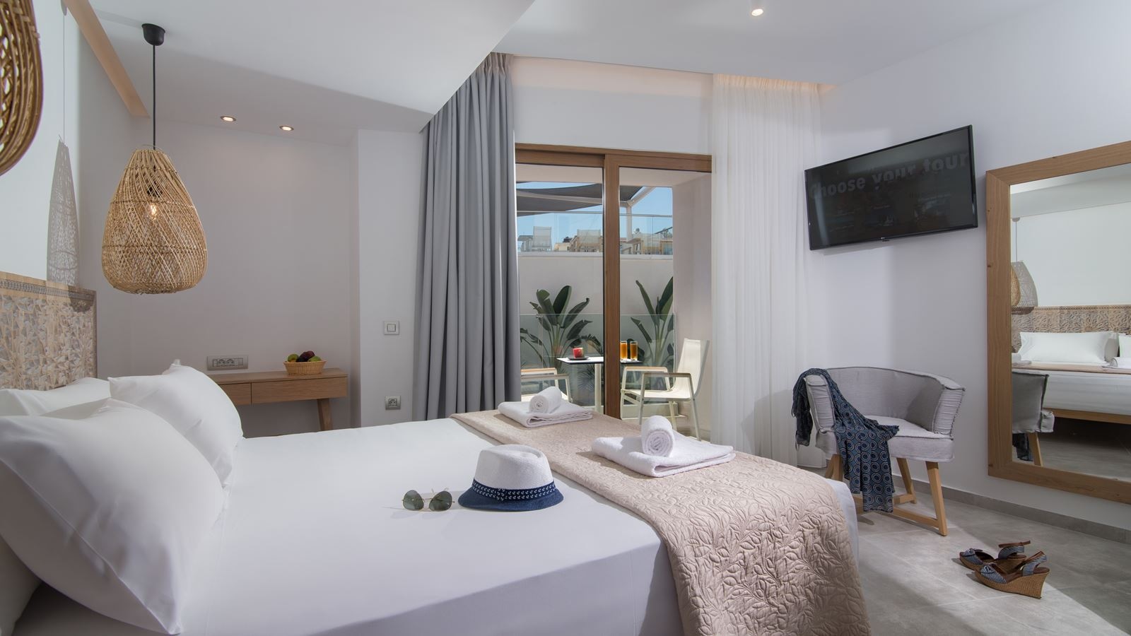 rooms-room-classic-bcd-building-with-sideseaview