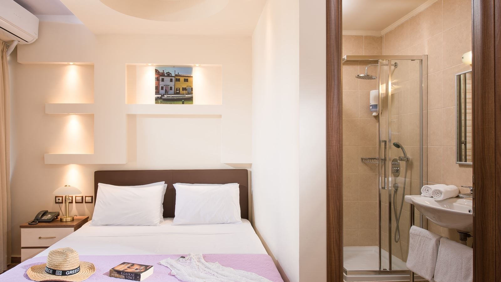 rooms-room-classic-bcd-building-with-sideseaview