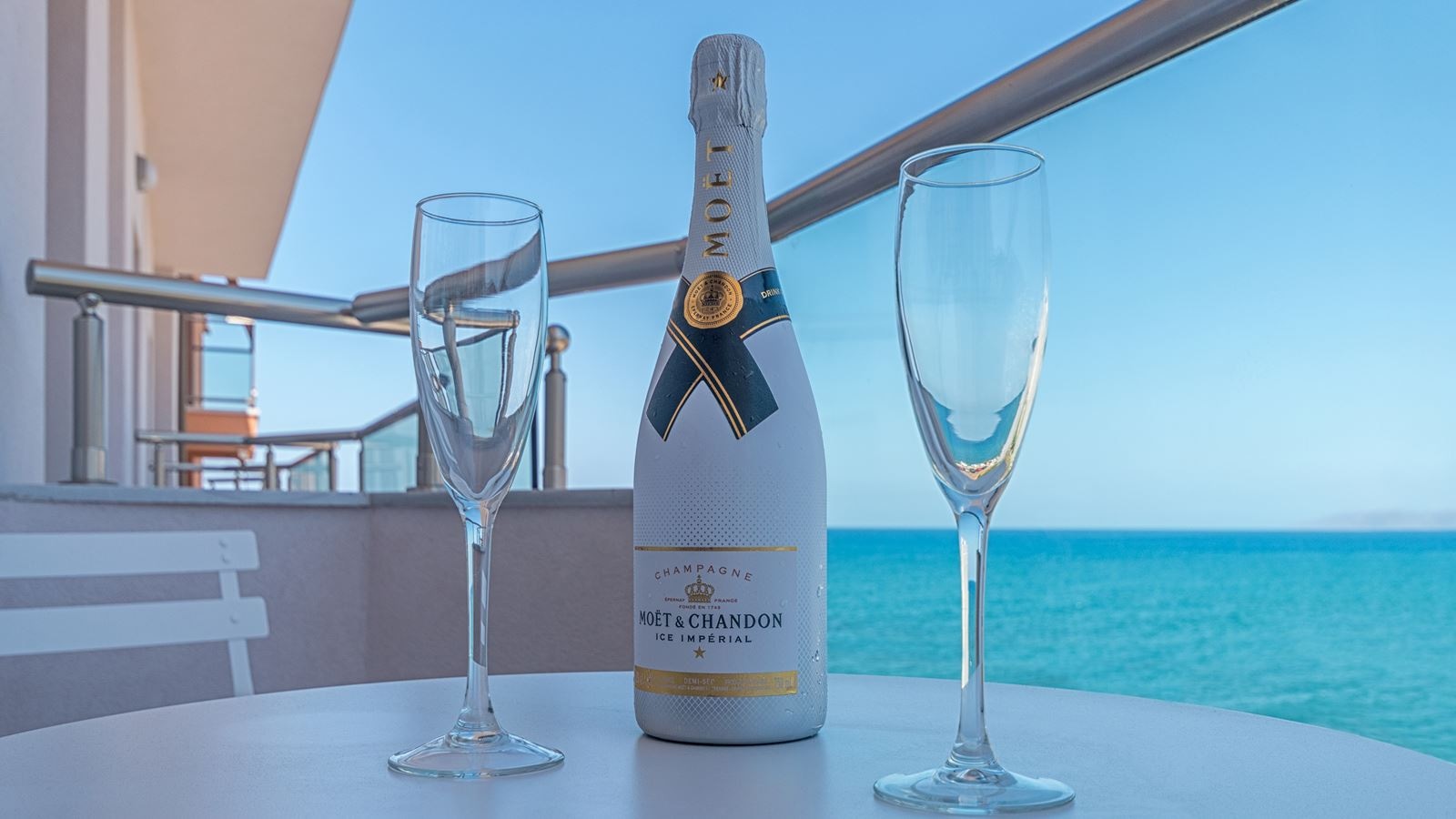 rooms-room-classic-bcd-building-with-sideseaview