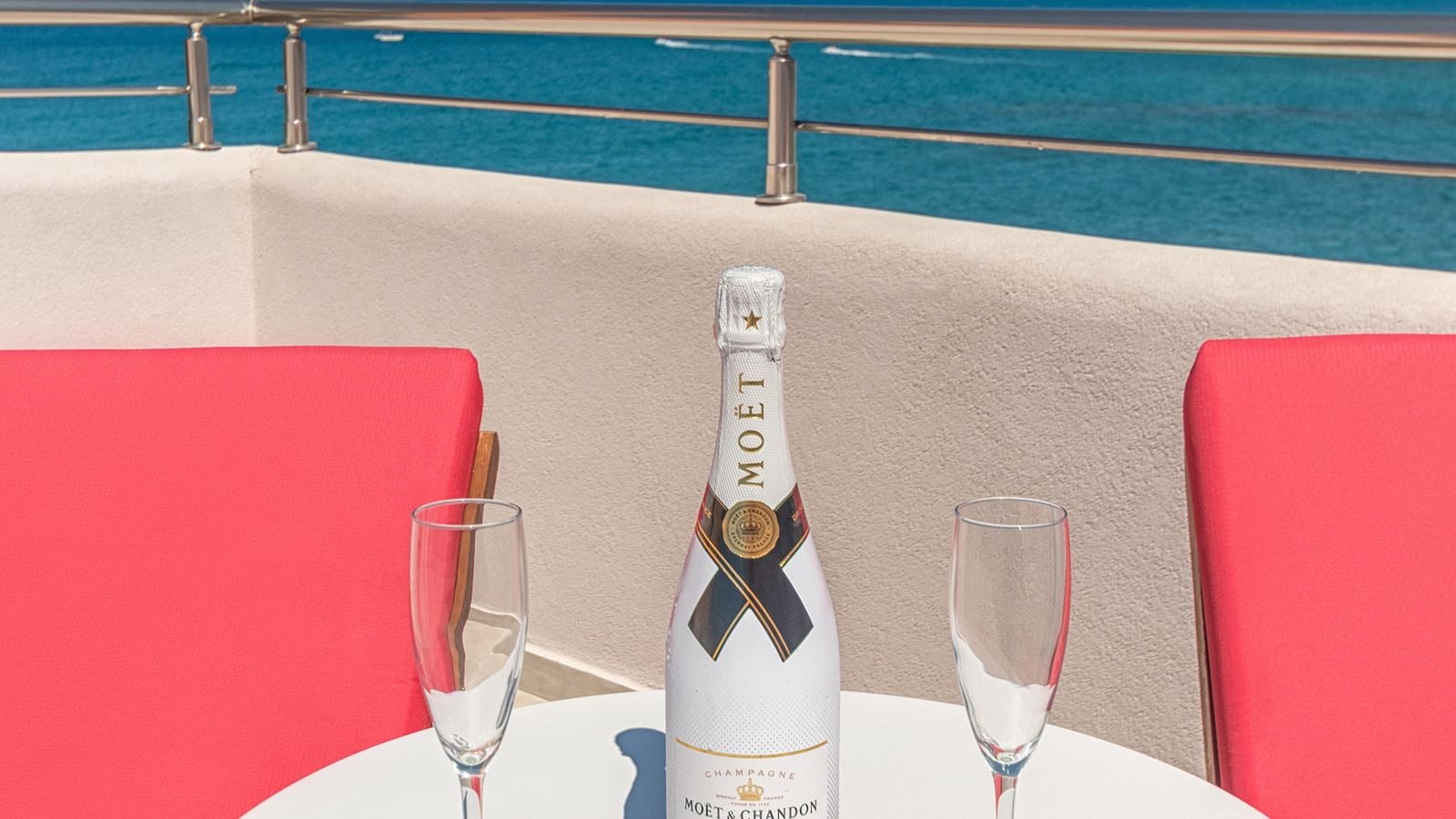 rooms-room-classic-bcd-building-with-sideseaview