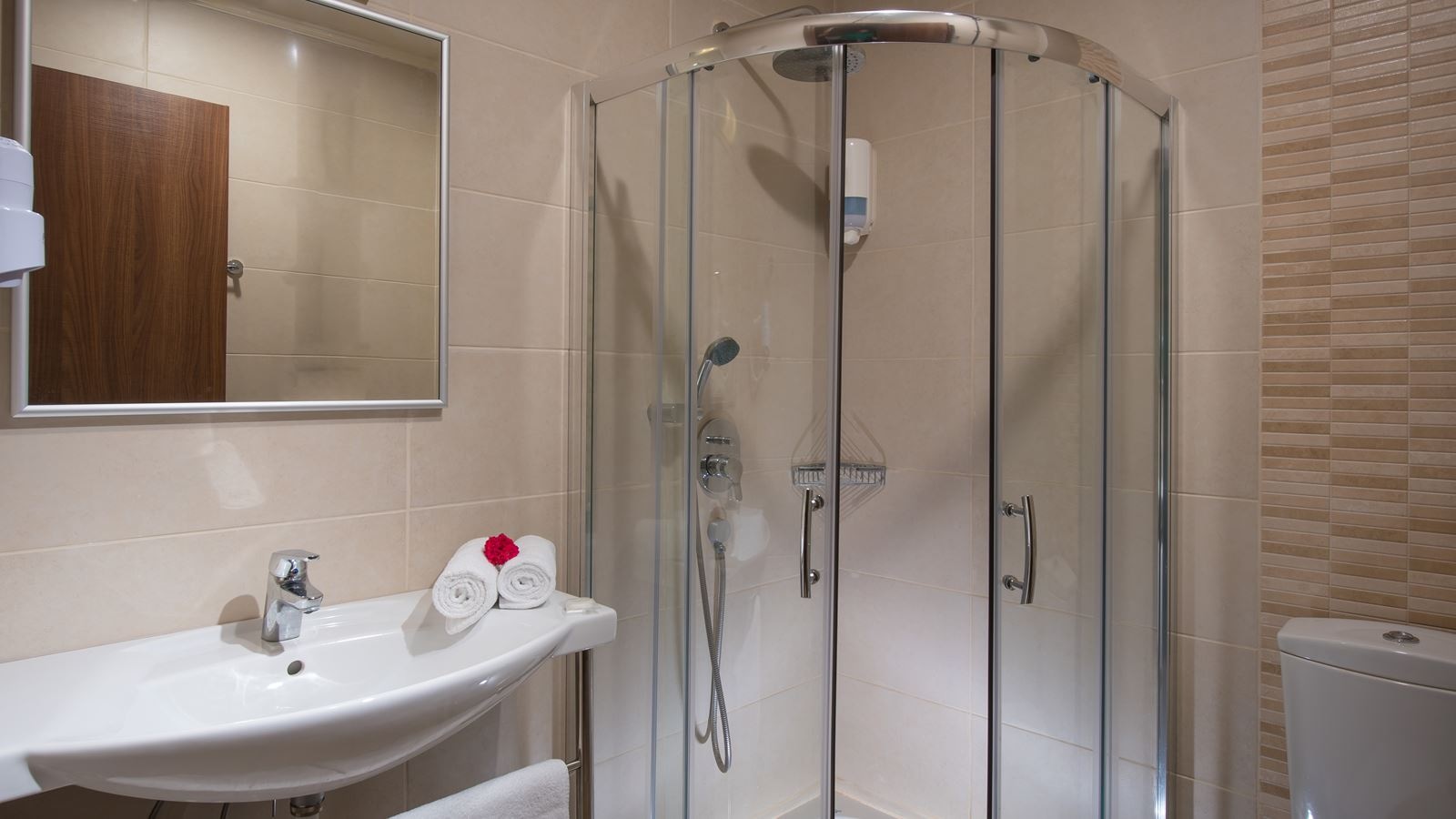 rooms-room-classic-bcd-building-with-sideseaview