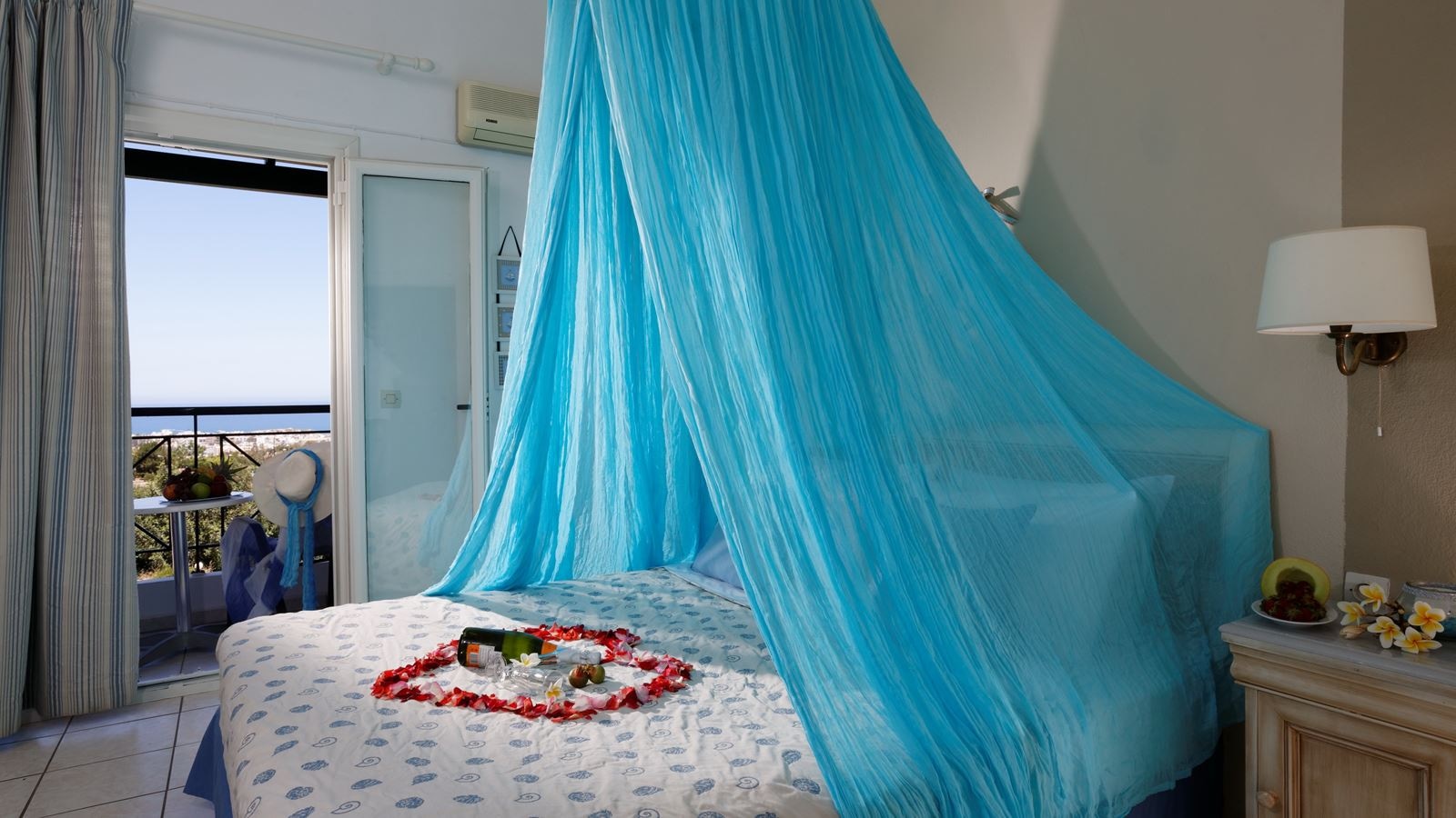 rooms-deluxe-apartment-balcony-or-terrace