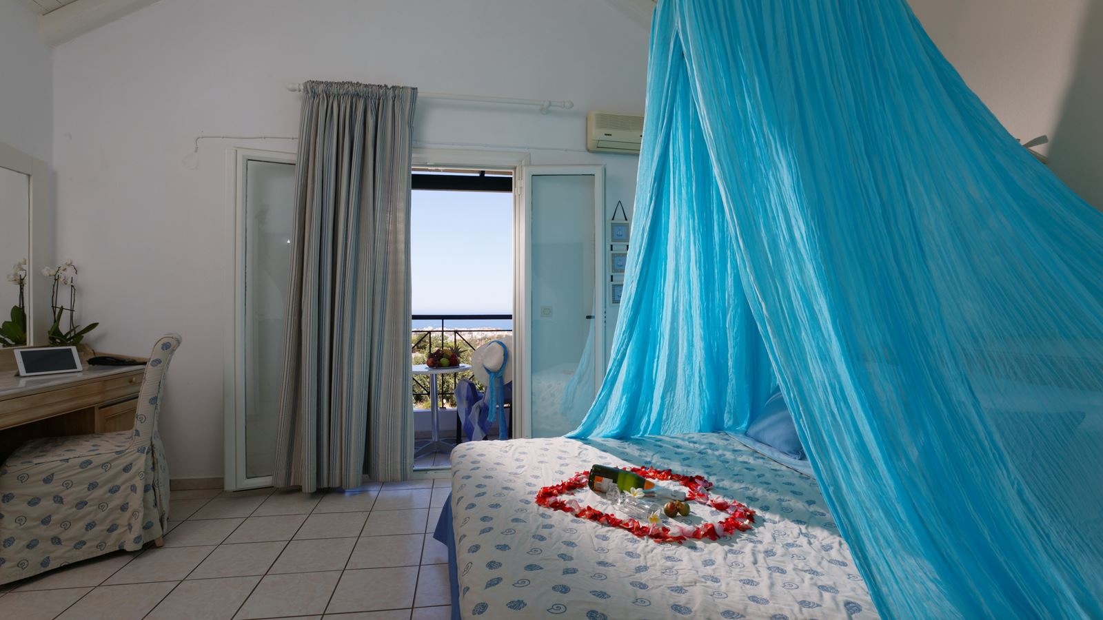 rooms-deluxe-apartment-balcony-or-terrace