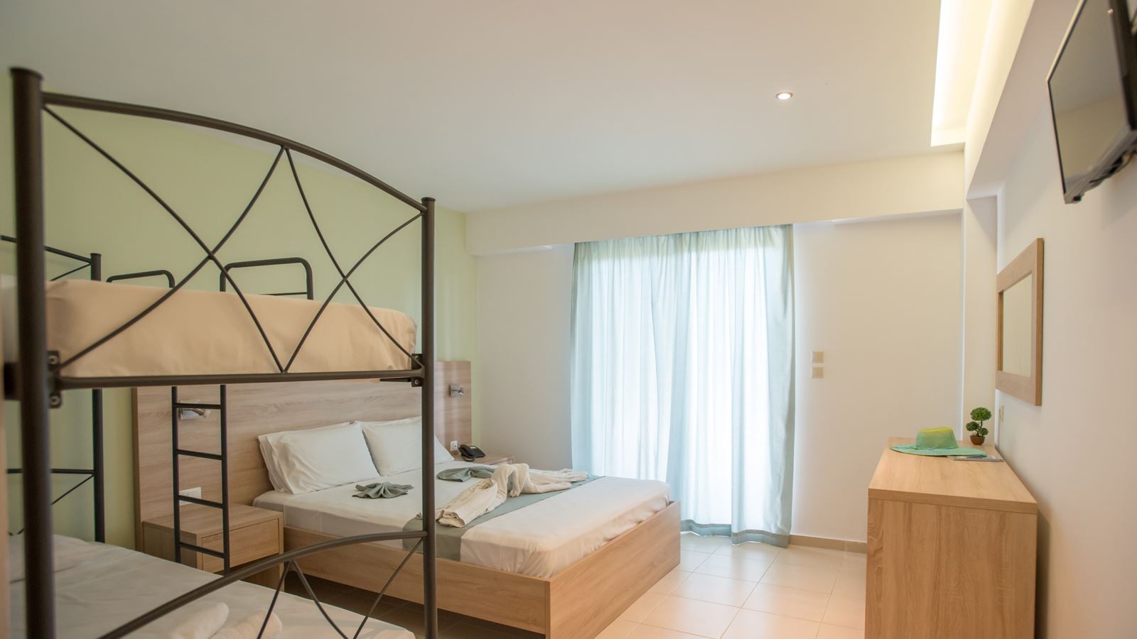 rooms-superior-quadruple-pool-view-with-balcony-or-terrace