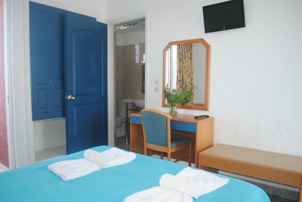 rooms-triple-room-balcony-or-terrace