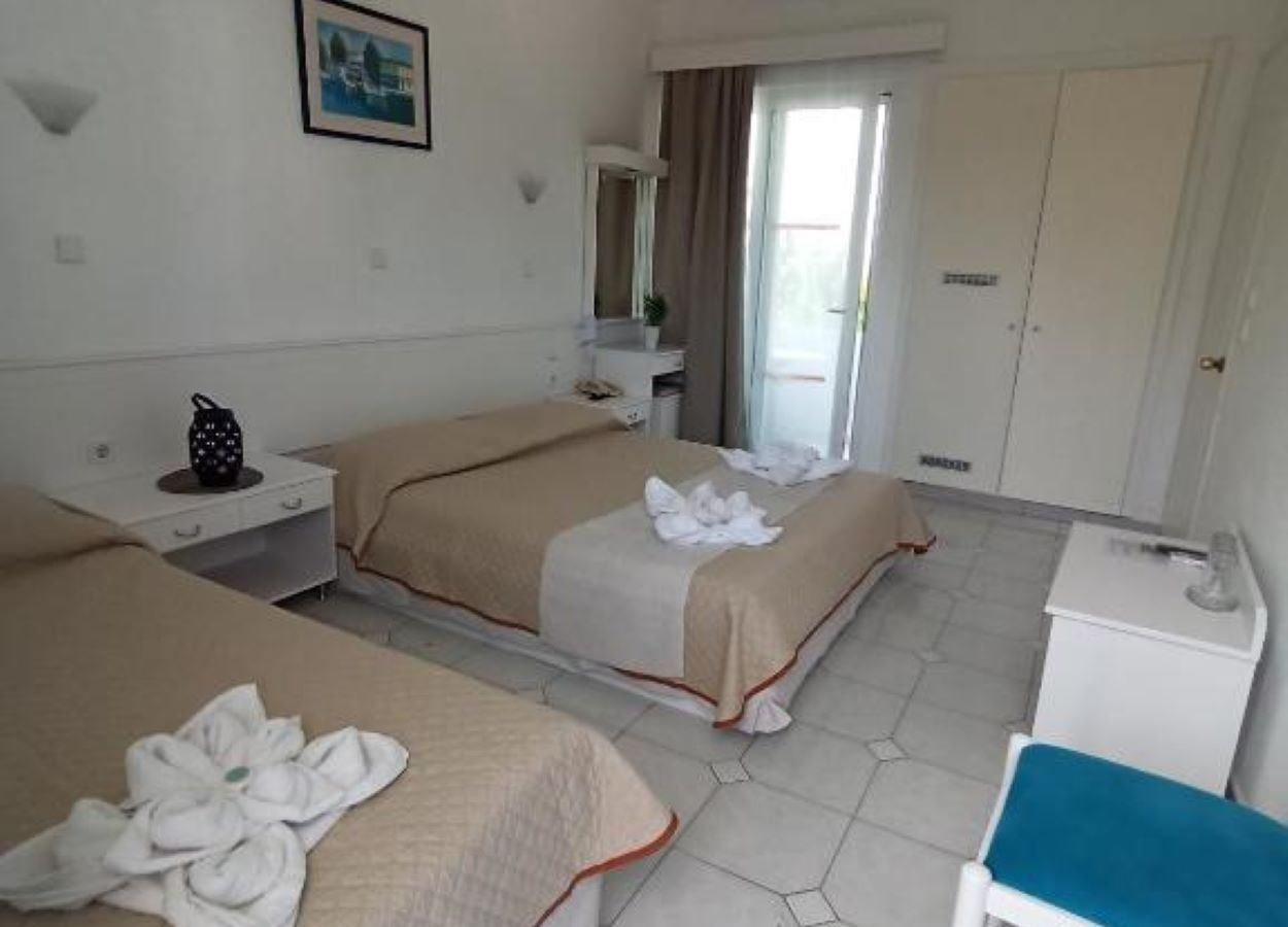 rooms-triple-room-balcony-or-terrace