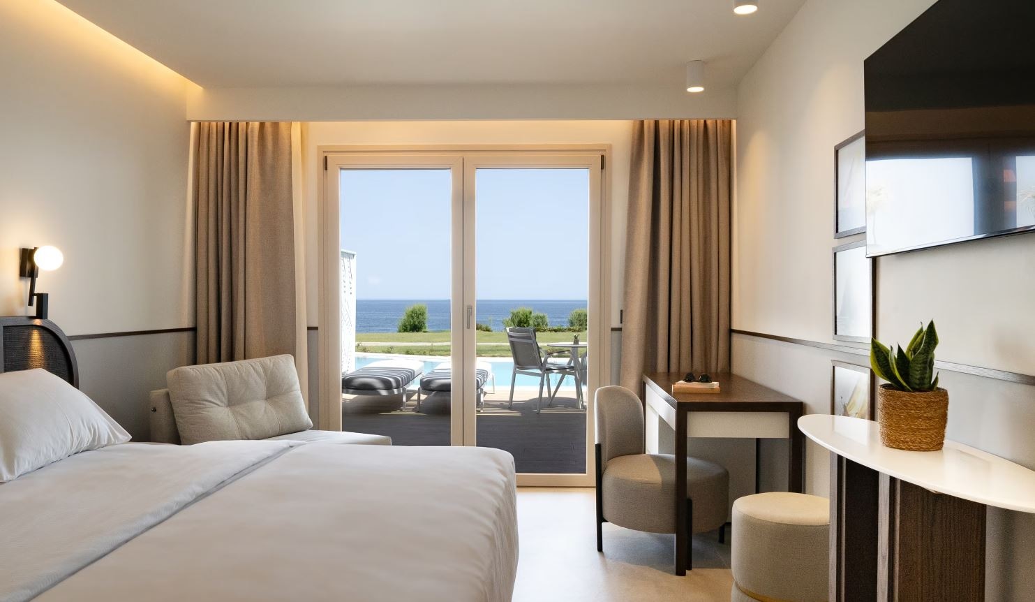 rooms-suite-deluxe-sea-view-swim-up