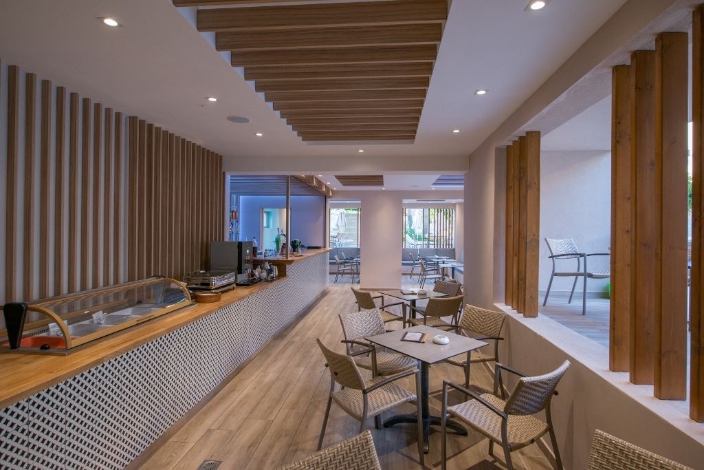 bars-dolphin-pool-bar