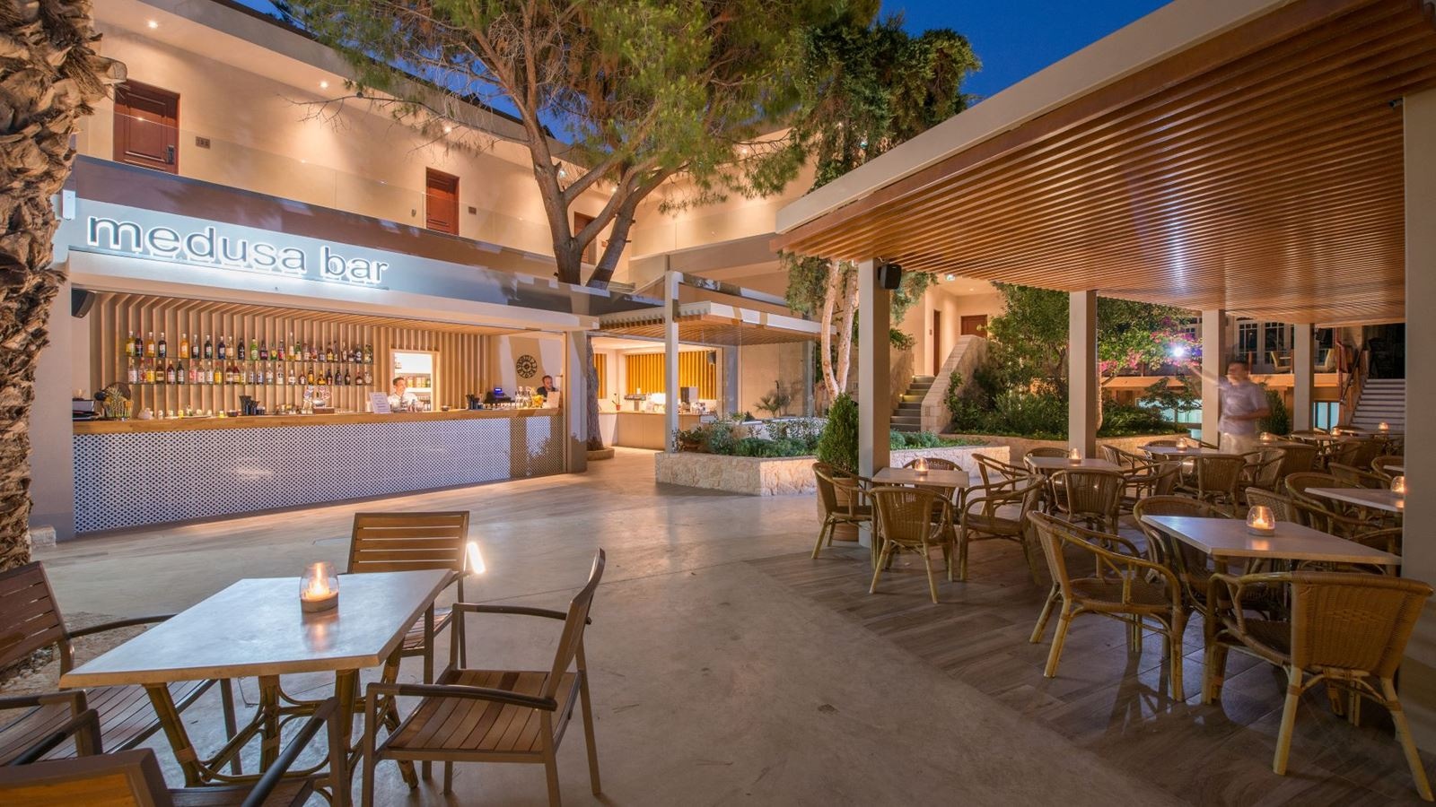 bars-medousa-pool-bar