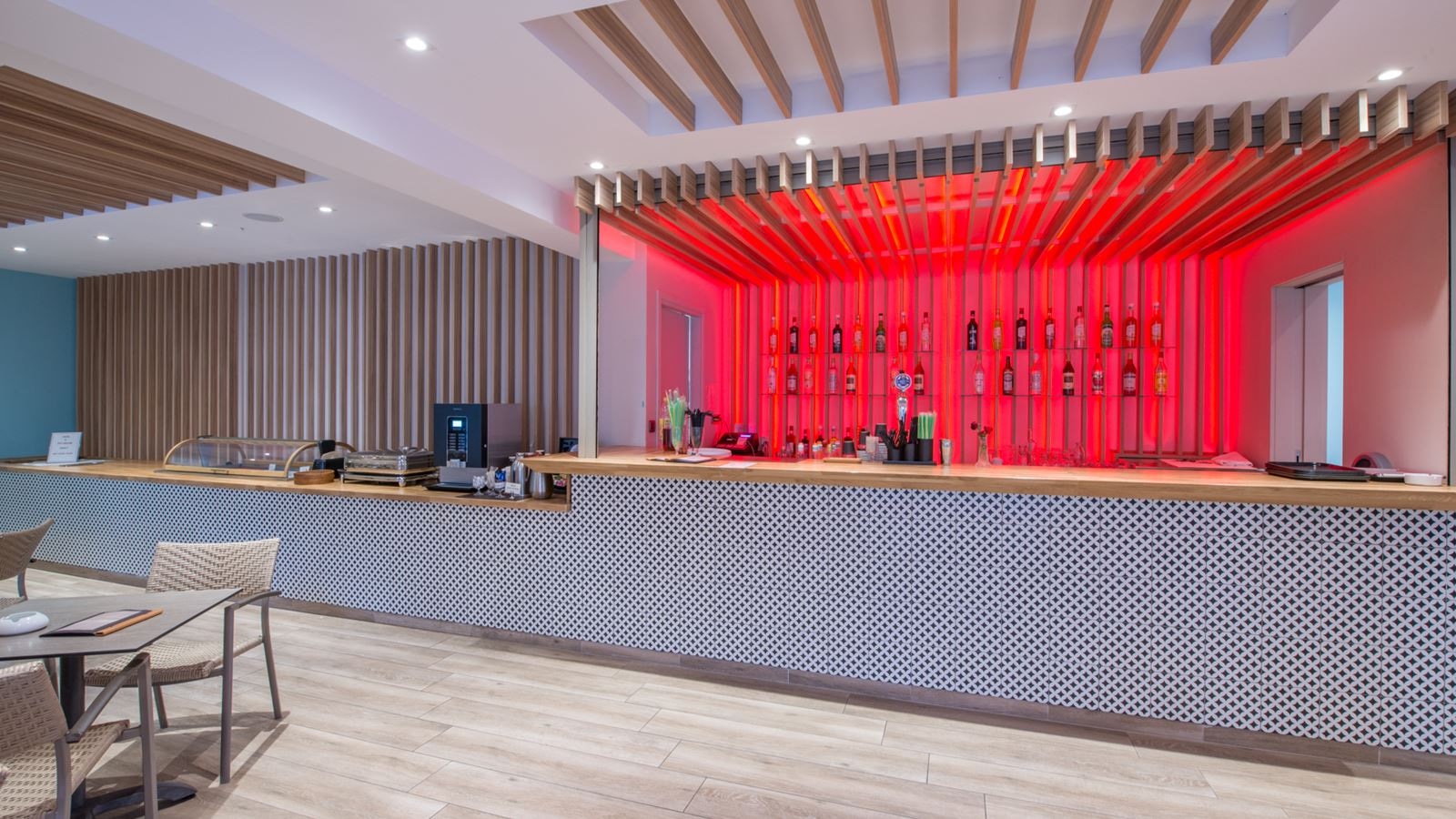 bars-dolphin-pool-bar