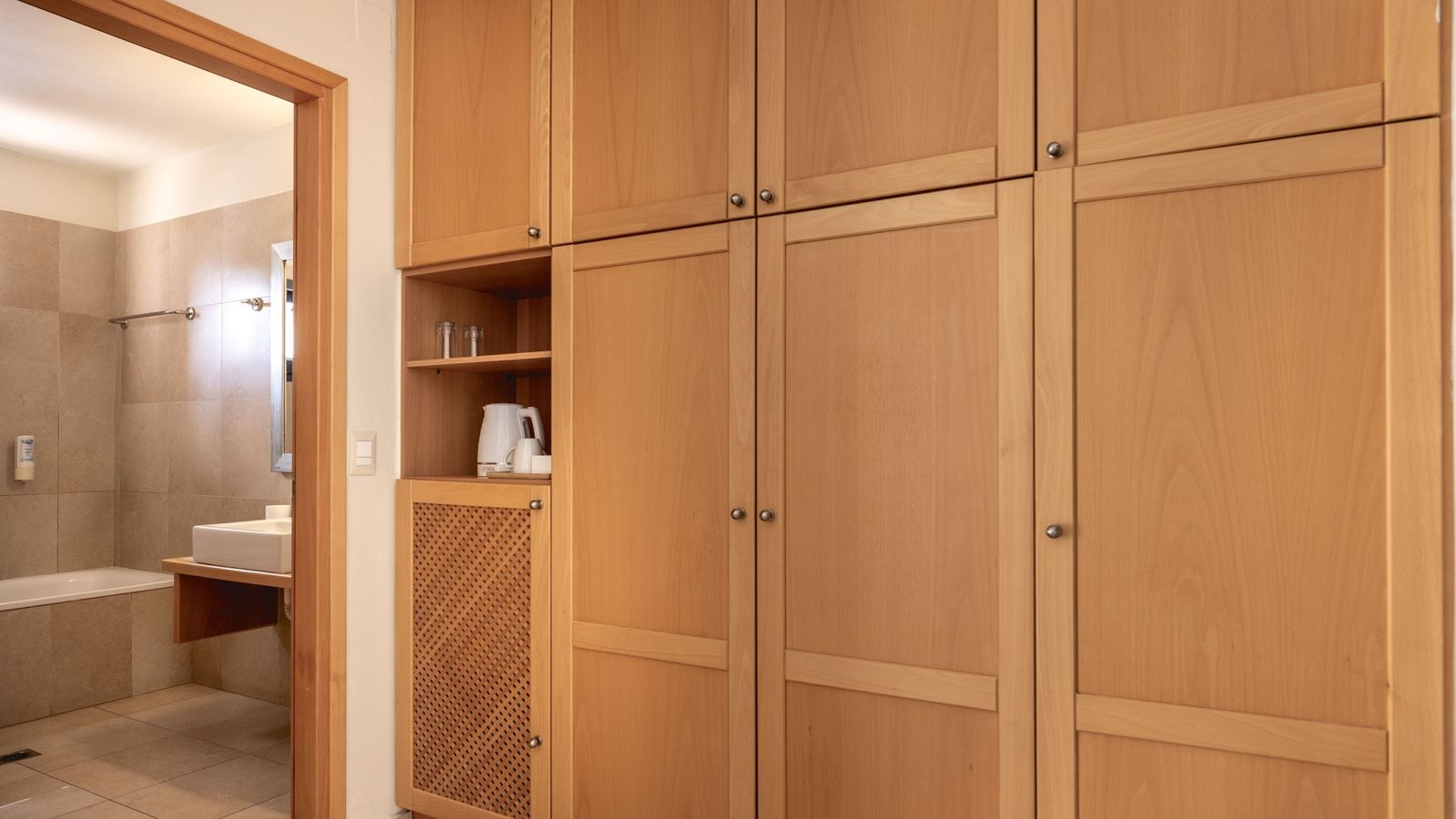 rooms-junior-suite-side-sea-view