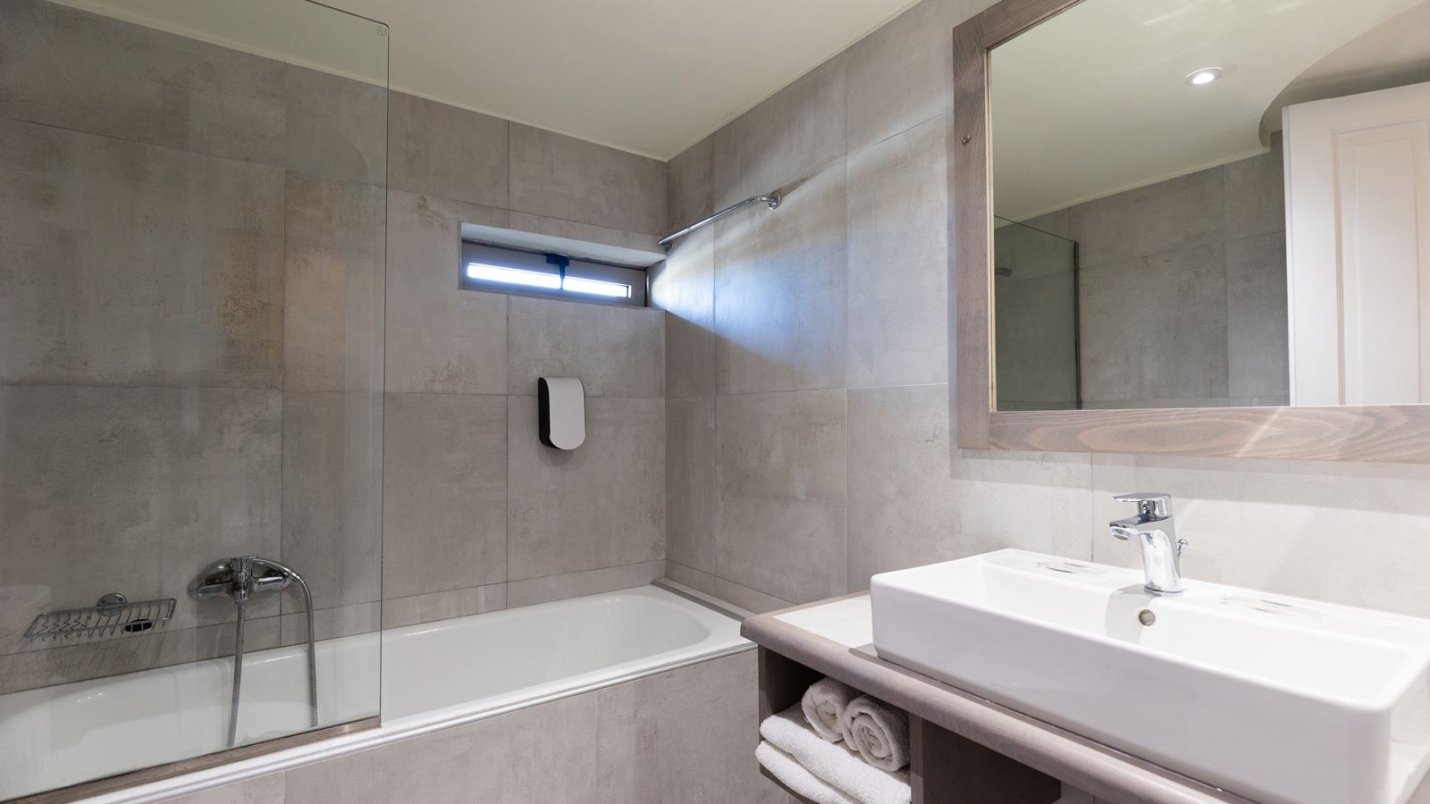 rooms-bungalow-inland-view-or-side-sea-view-with-balcony