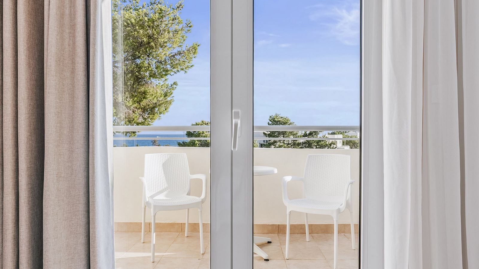 rooms-superior-double-seaview-balcony