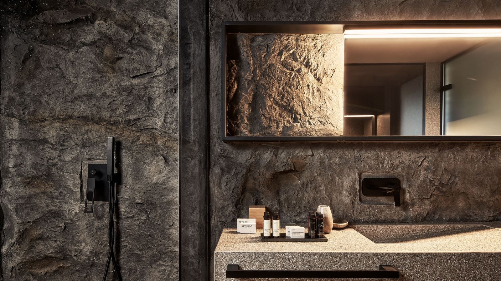 rooms-loft-suite-with-outdoor-jacuzzi