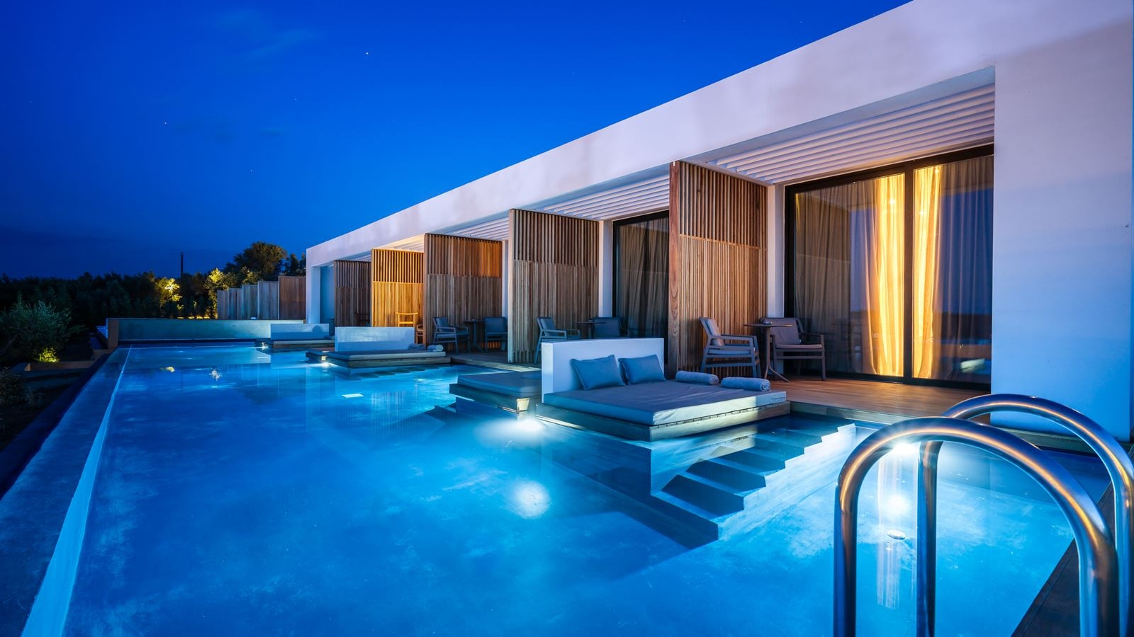 rooms-junior-suite-swim-up-with-heated-pool