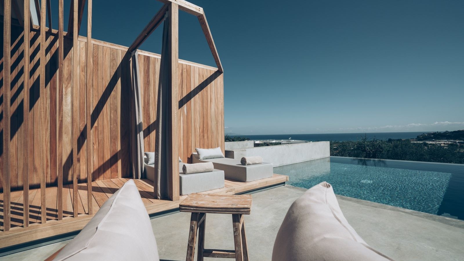 rooms-private-pool-suite