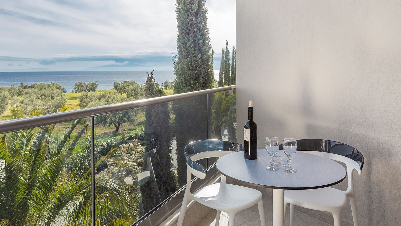 rooms-elegant-side-sea-view-room