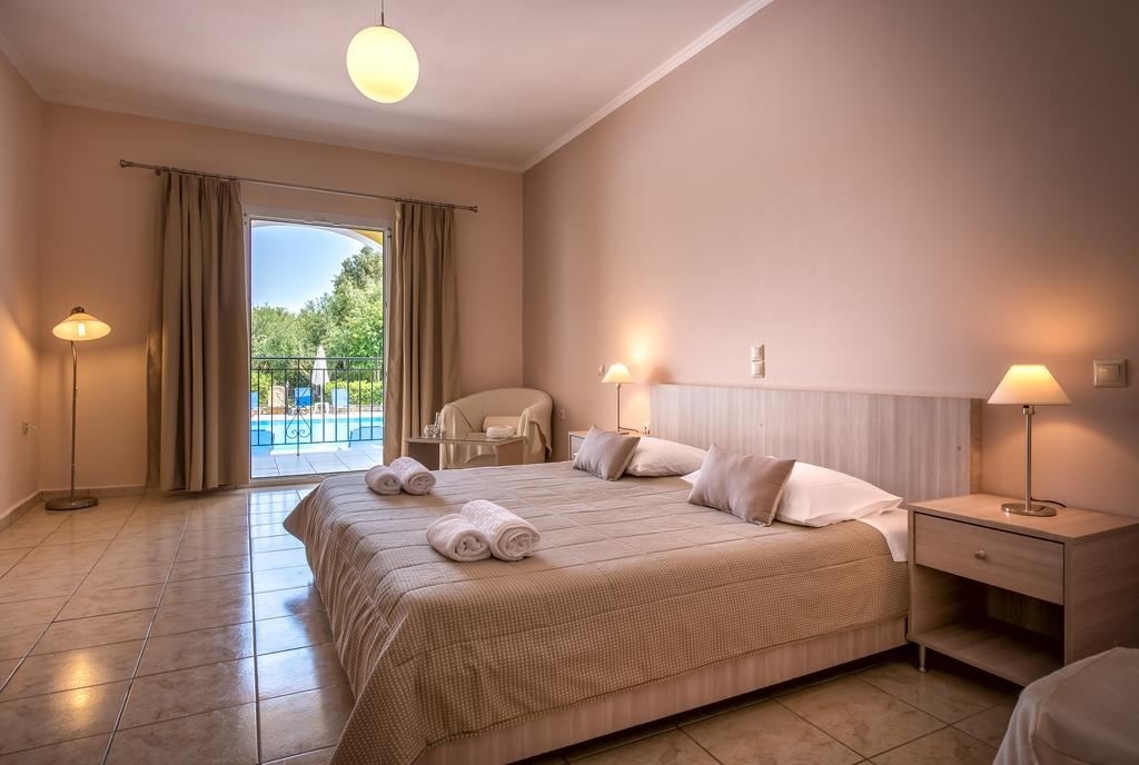 rooms-double-room-pool-view