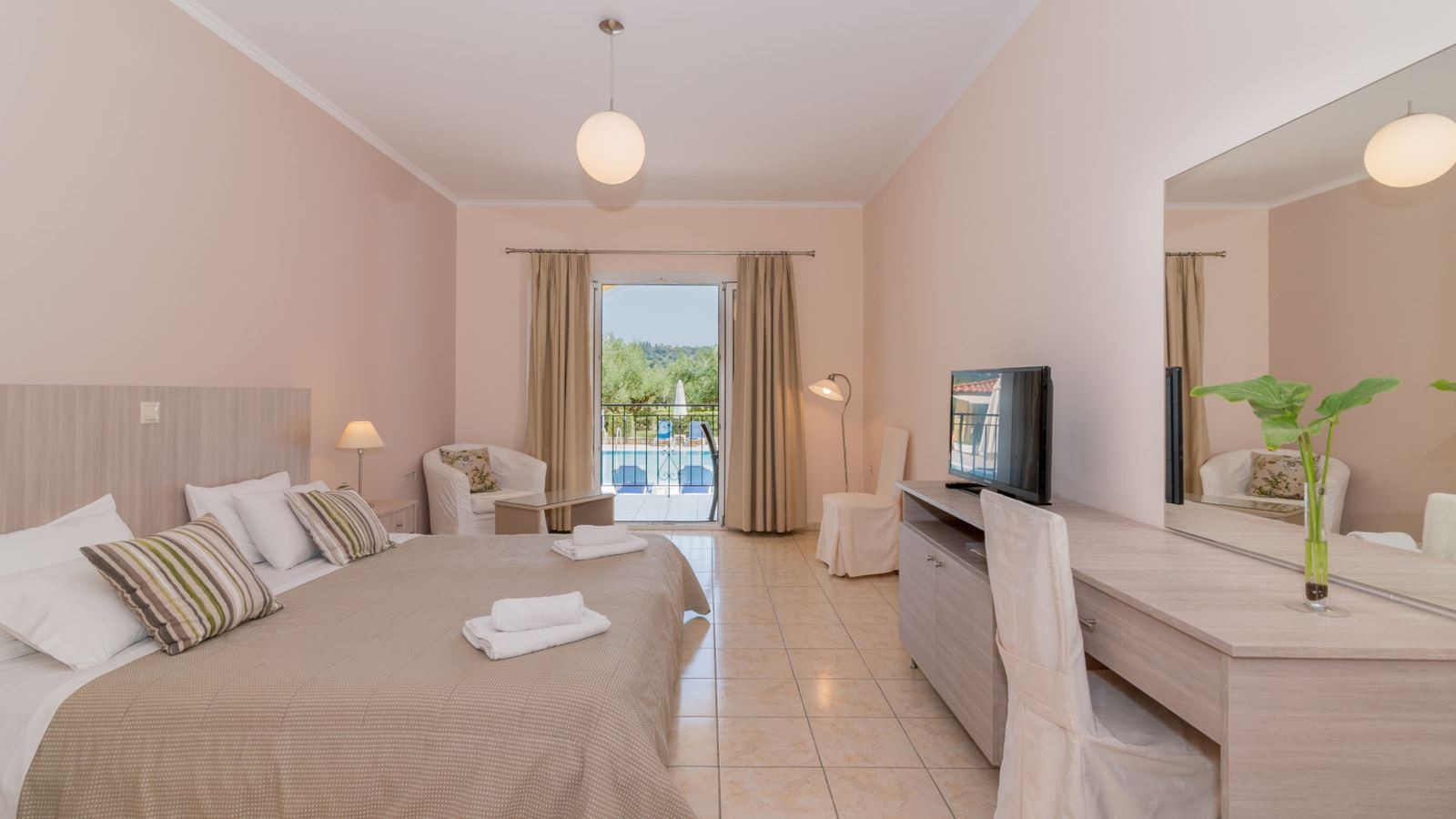 rooms-double-room-pool-view