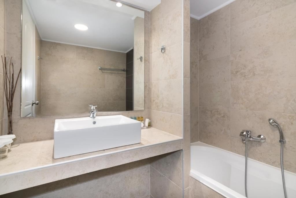 rooms-double-room-pool-view