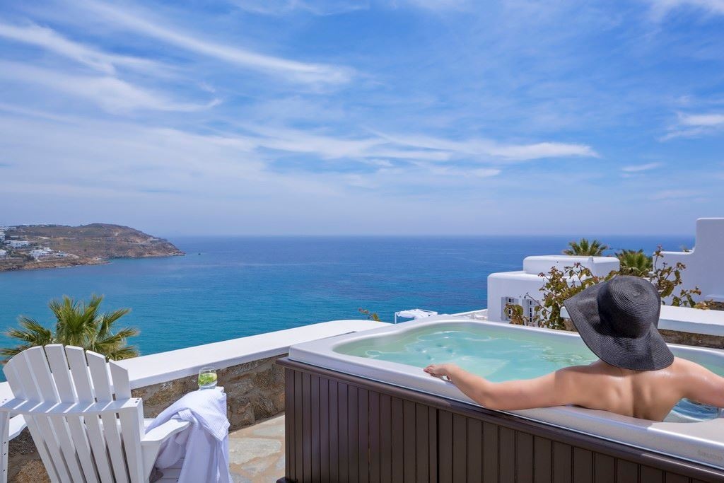 rooms-honeymoon-suite-with-heated-jetted-tub-and-sea-view