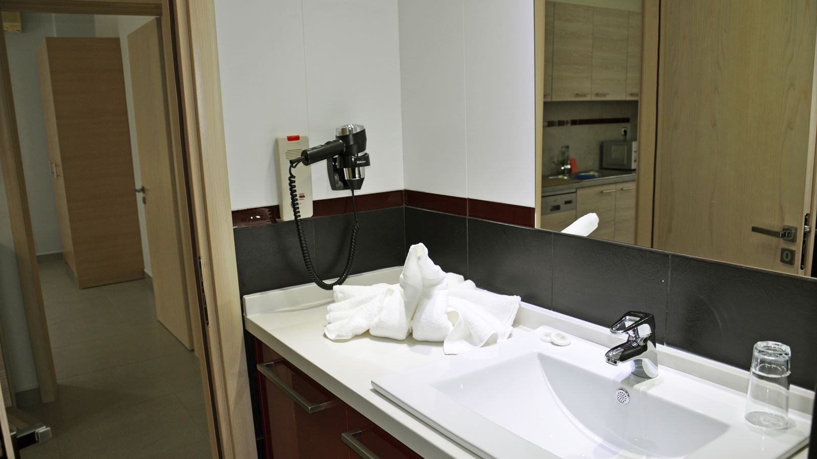 rooms-1-bedroom-sidemountain-view