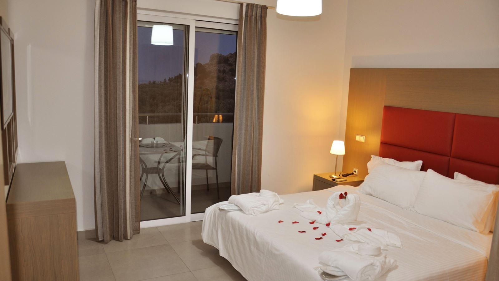 rooms-2-bedroom-sidemountain-view