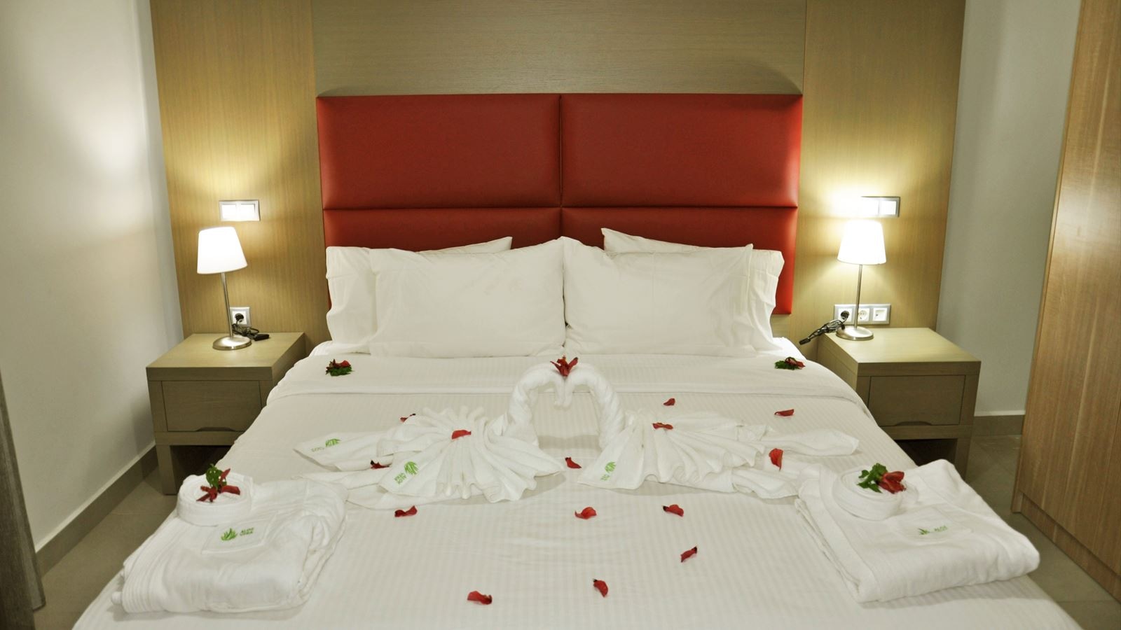 rooms-2-bedroom-sidemountain-view