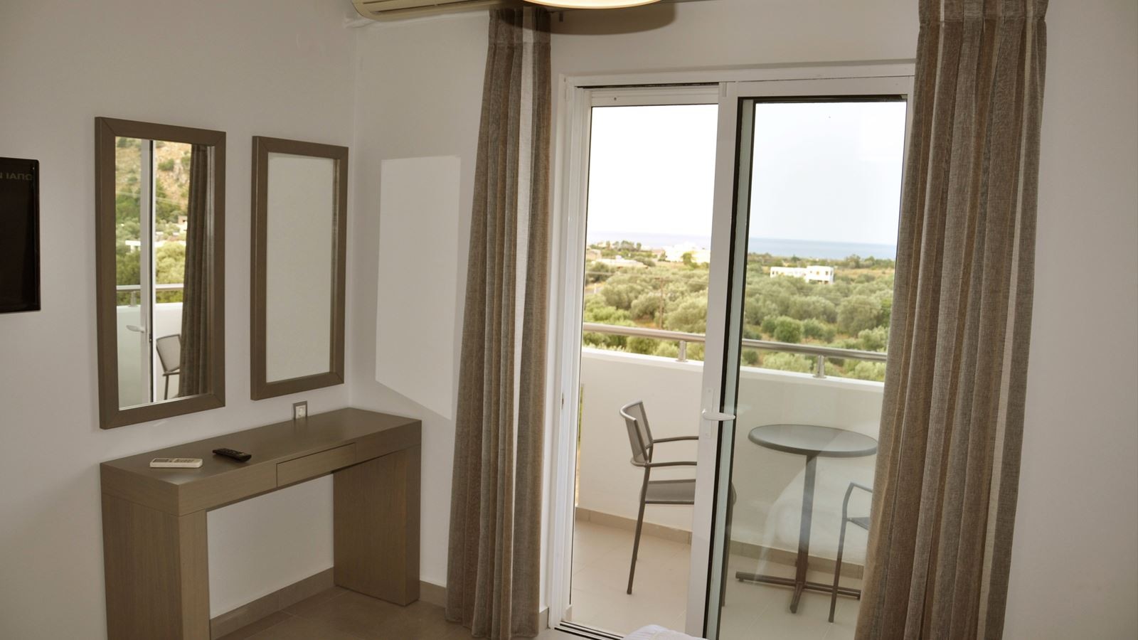 rooms-2-bedroom-seapool-view