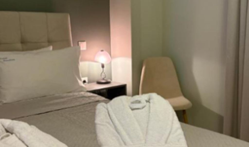 rooms-deluxe-suite-with-outdoor-jacuzzi