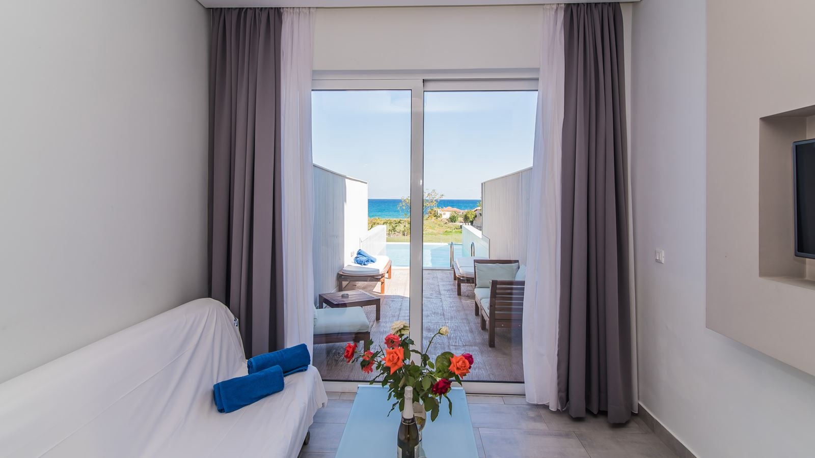 rooms-vip-suite-private-pool-sea-view