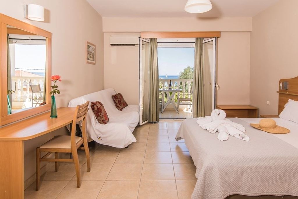 rooms-family-open-plan-side-sea-view-with-balcony