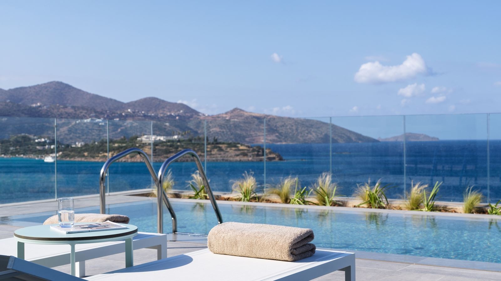 rooms-premium-sea-view-shared-pool-with-sofa-bed