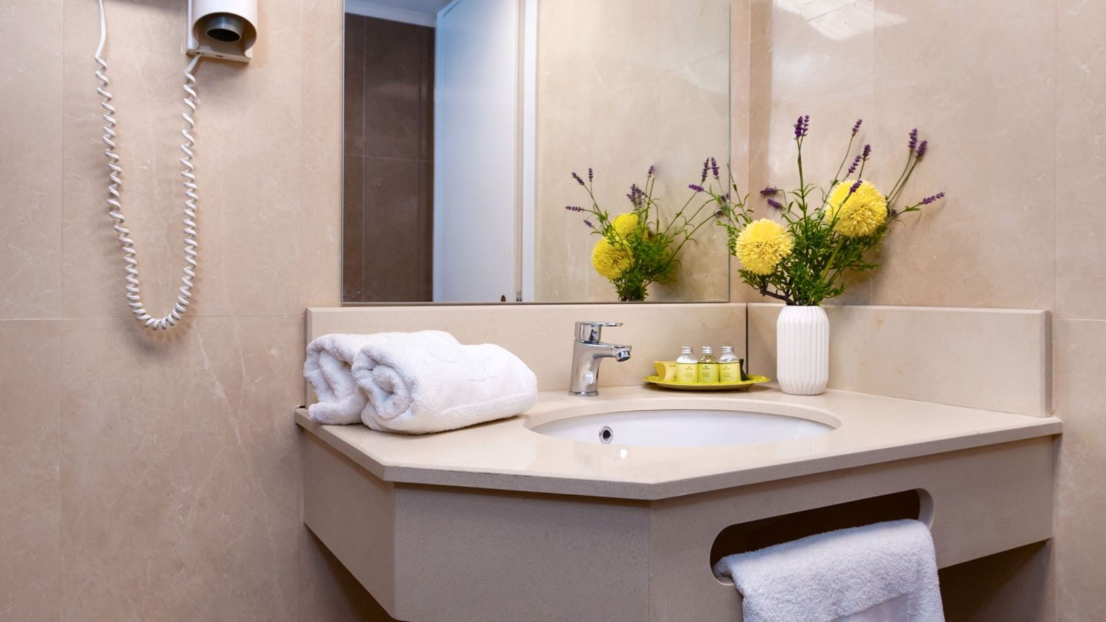 rooms-family-room-with-pool-or-garden-view