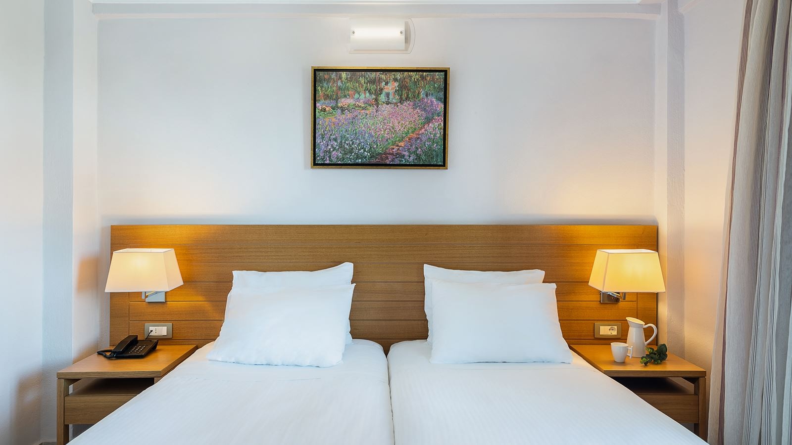 rooms-family-room-with-pool-or-garden-view