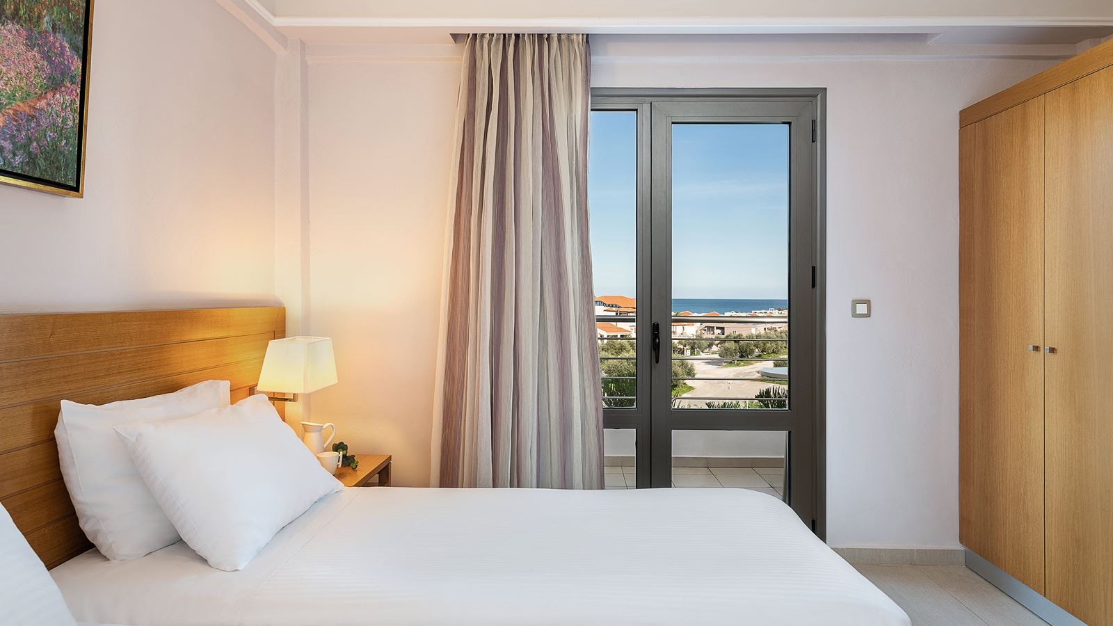 rooms-family-room-with-pool-or-garden-view