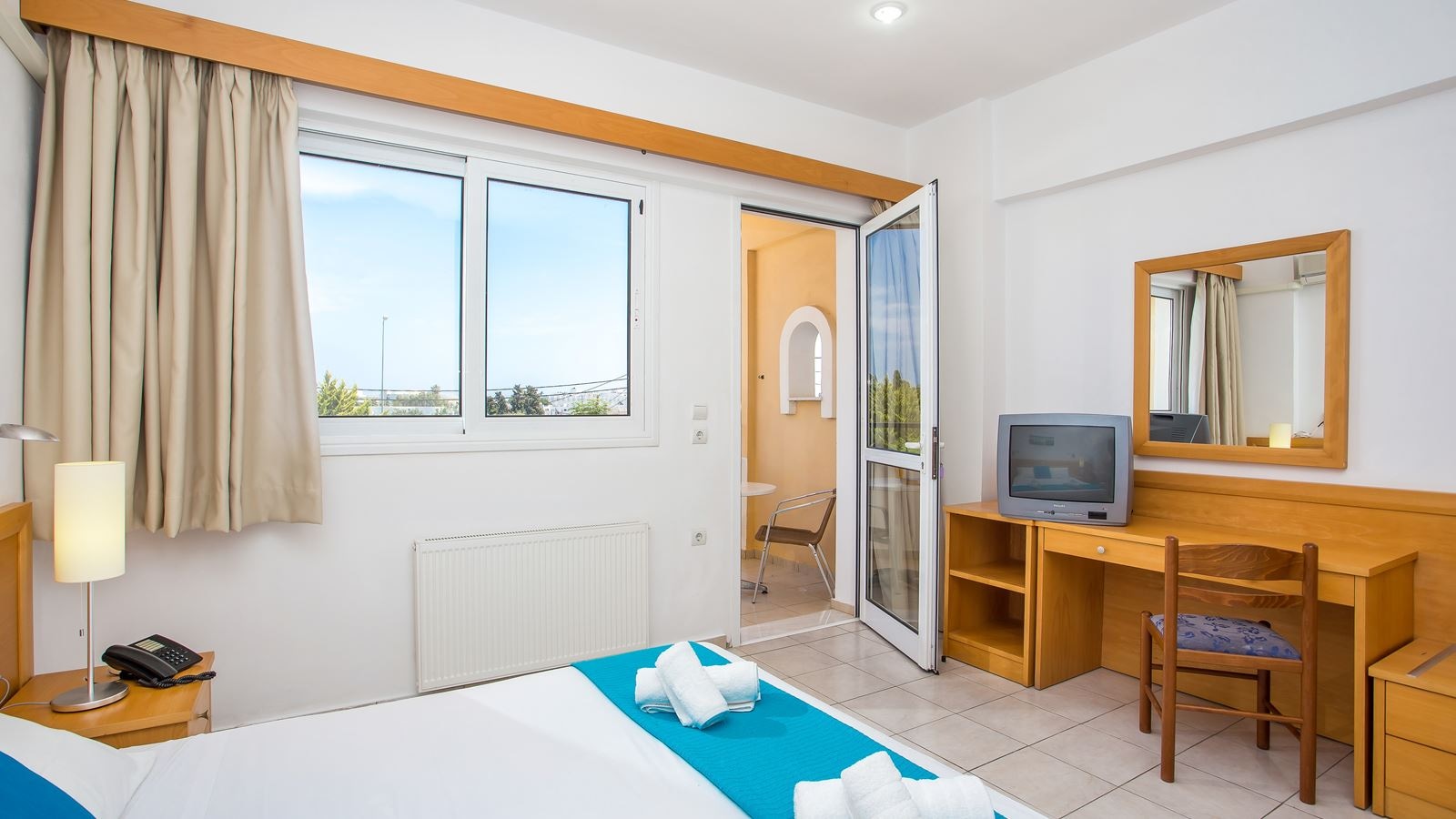 rooms-double-room-poolroad-view-with-balcony