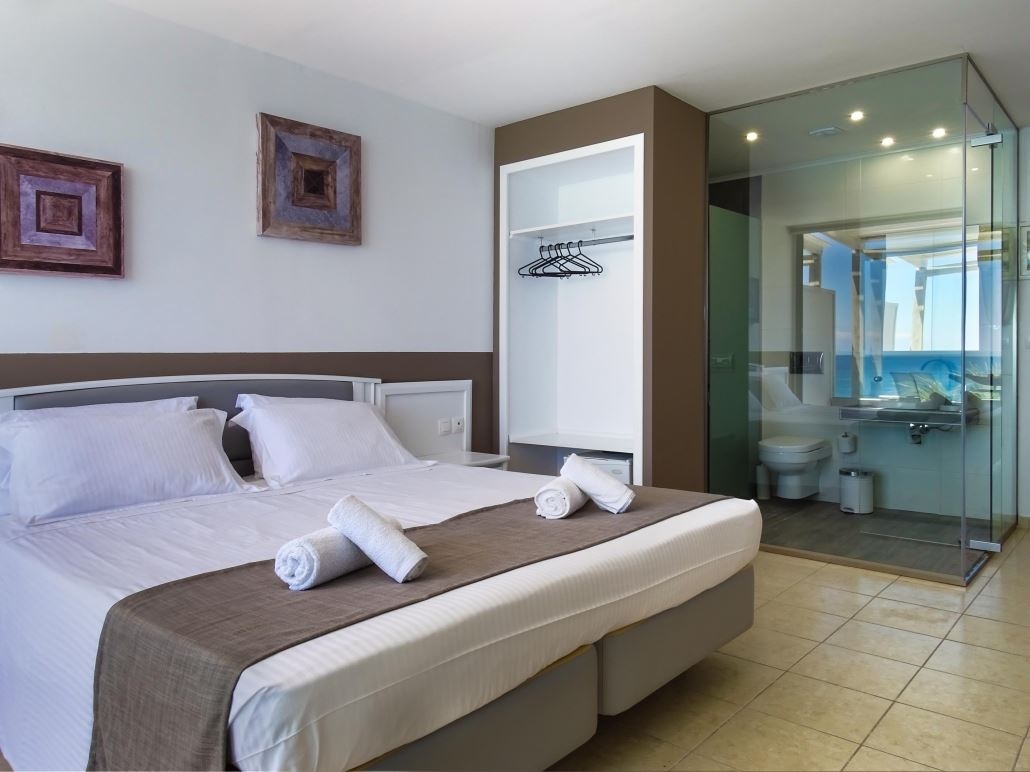 rooms-luxury-room-garden-view-balcony