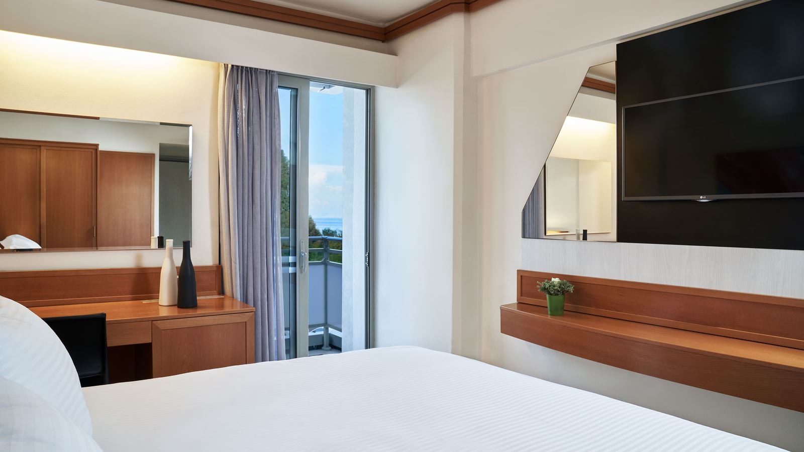 rooms-superior-side-sea-view-with-balcony