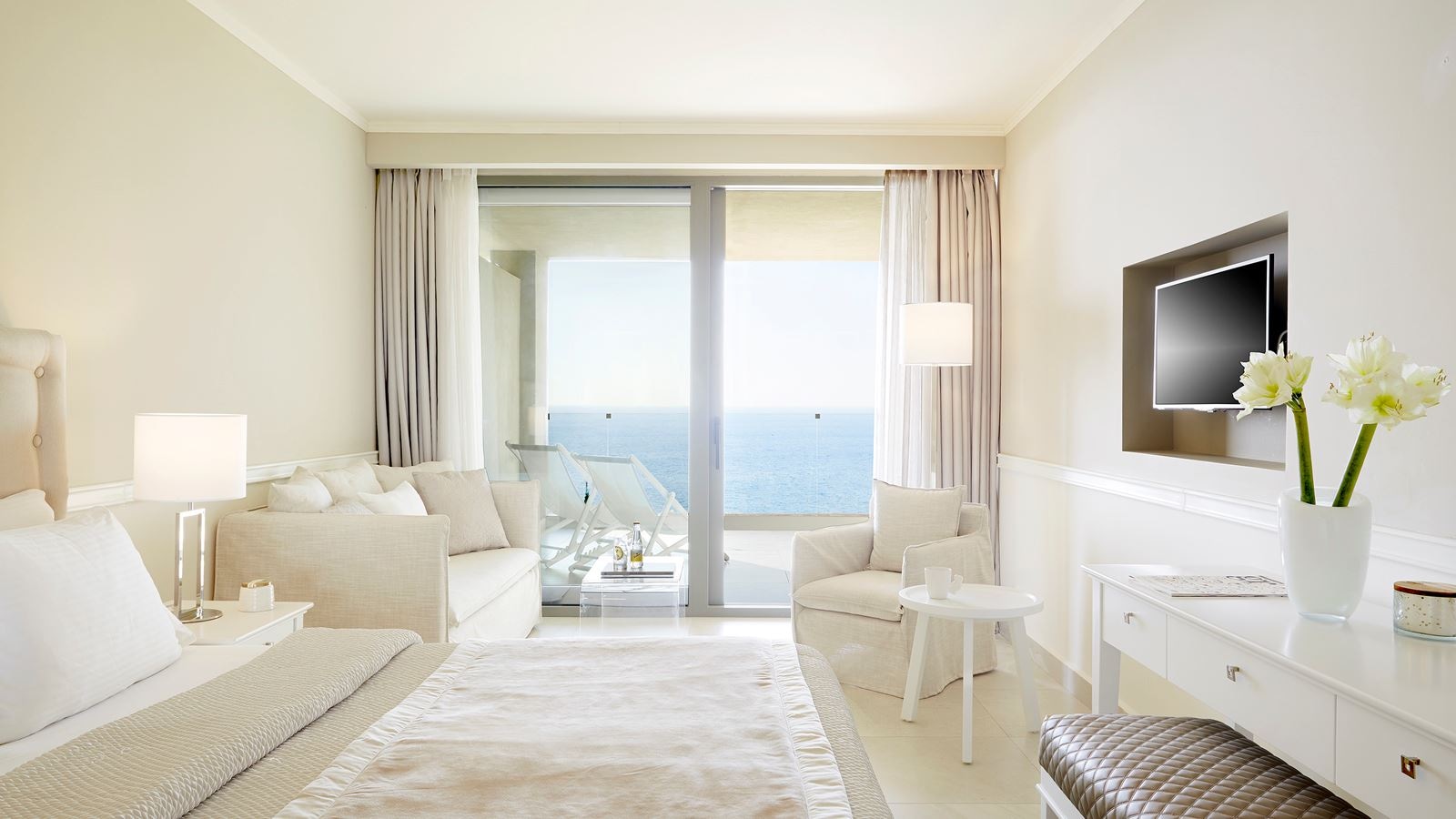 rooms-deluxe-room-sea-view