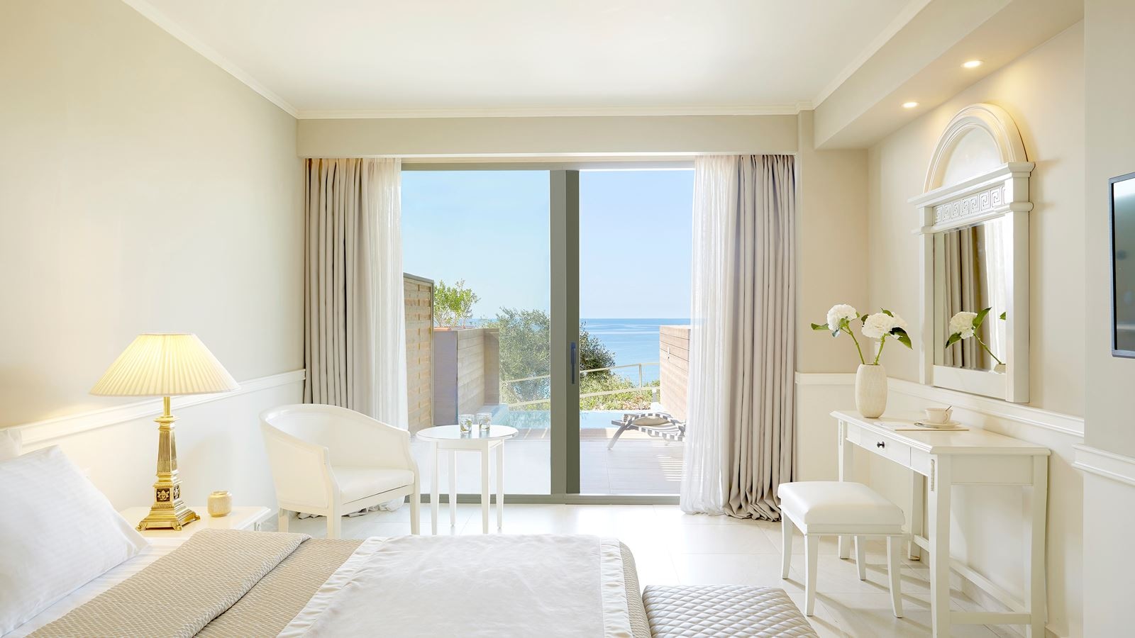 rooms-premium-room-seaview-swim-up