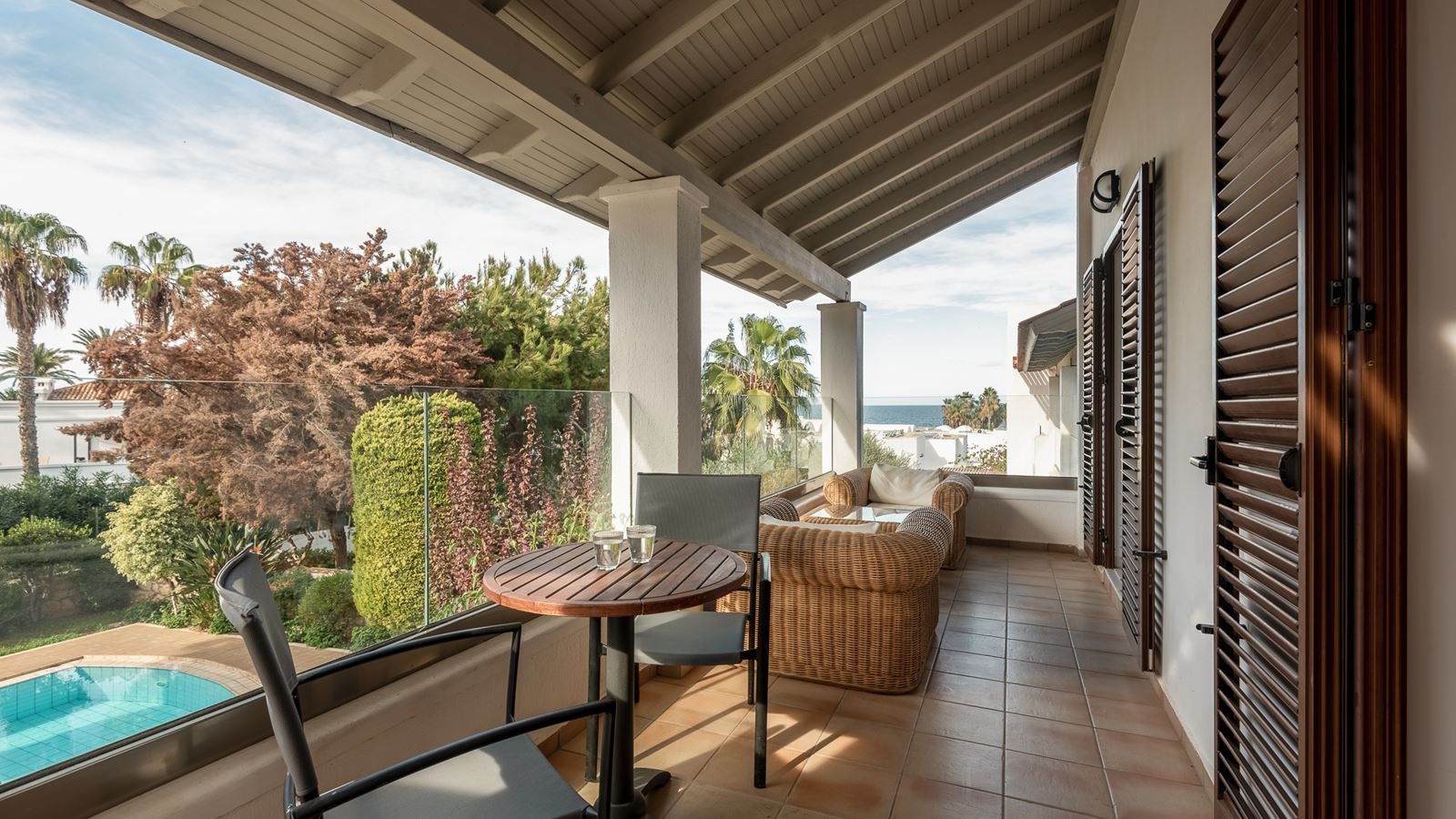 rooms-vip-suite-shared-pool