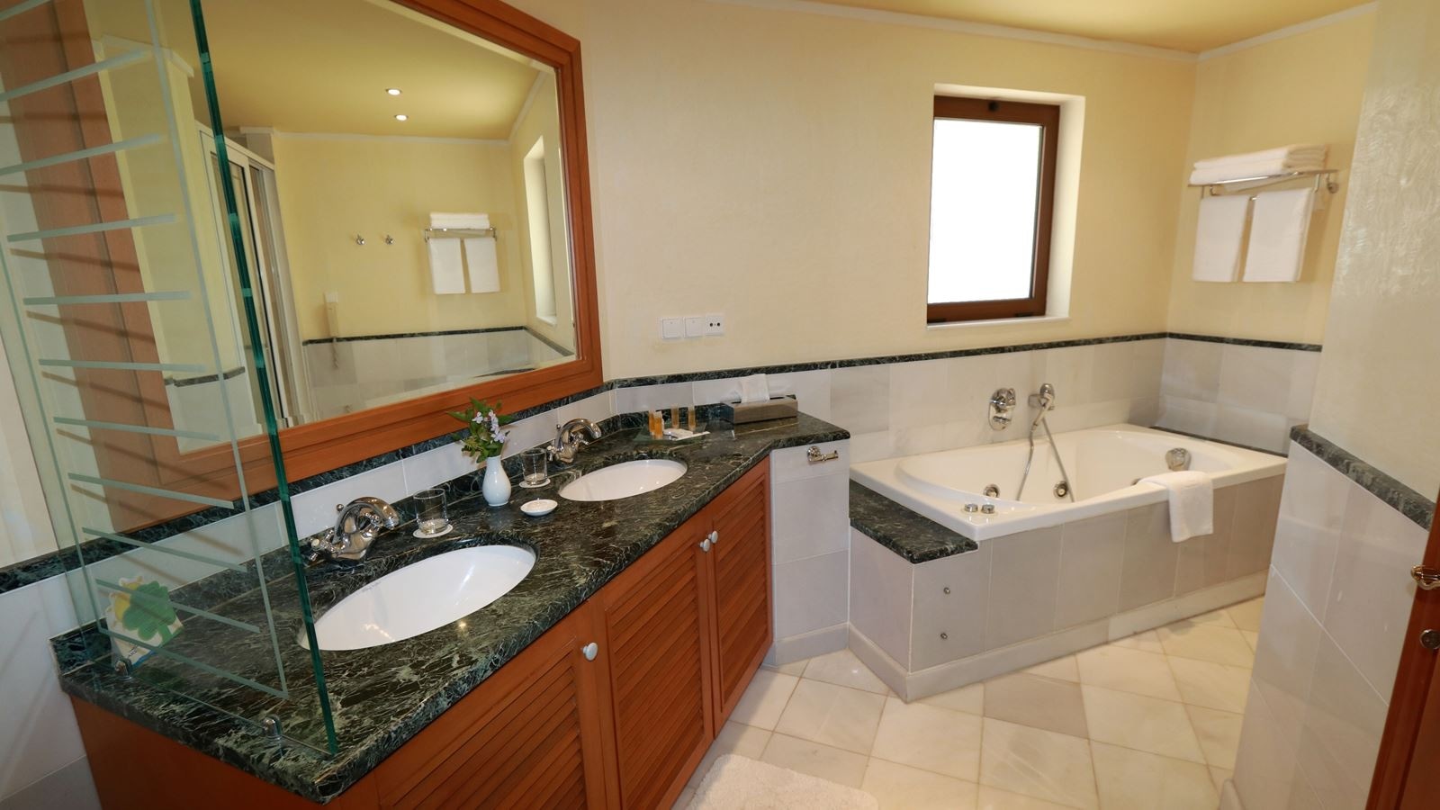 rooms-vip-suite-shared-pool