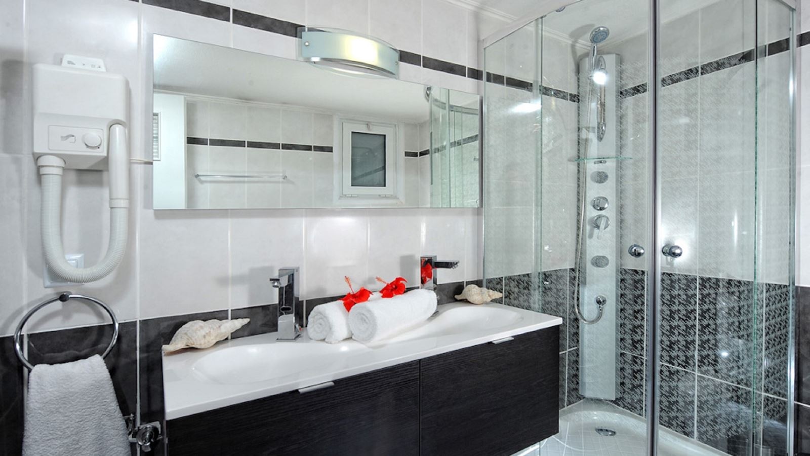 rooms-one-bedroom-apartment-with-hydromassage-shower