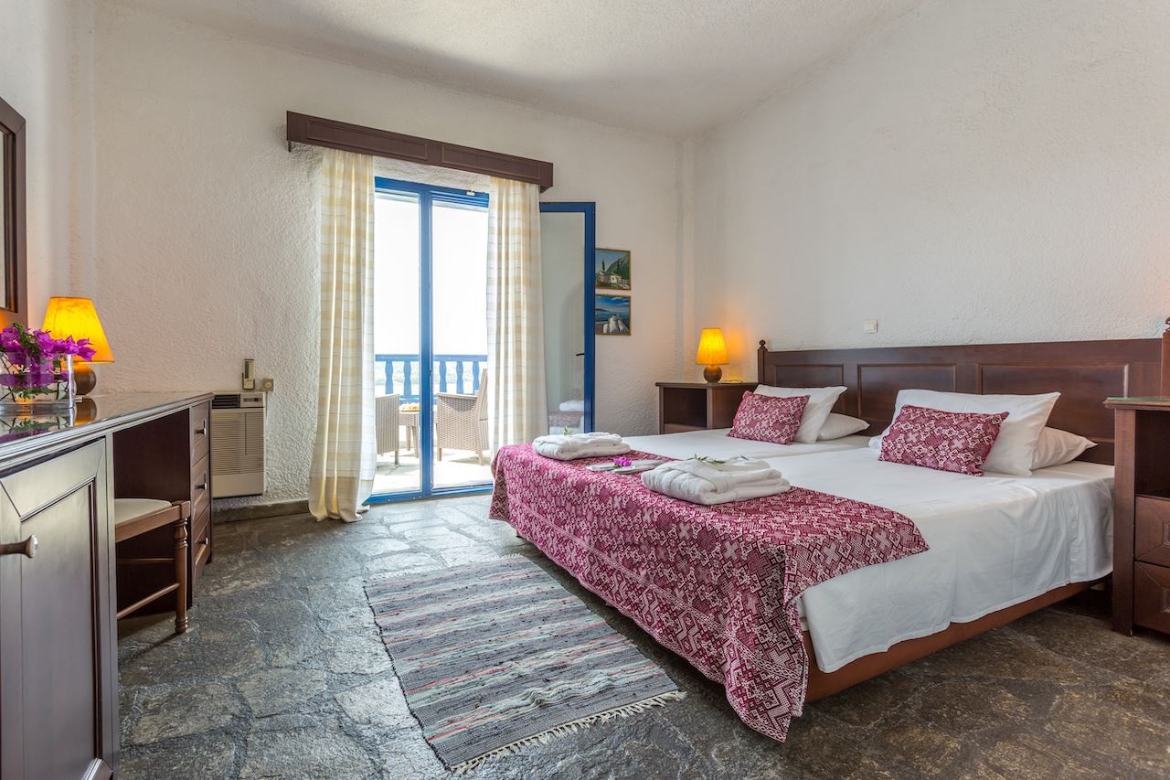 rooms-family-room-garden-view