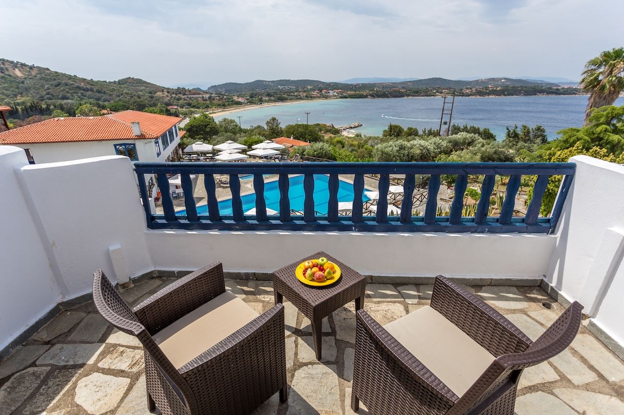 rooms-family-room-garden-view