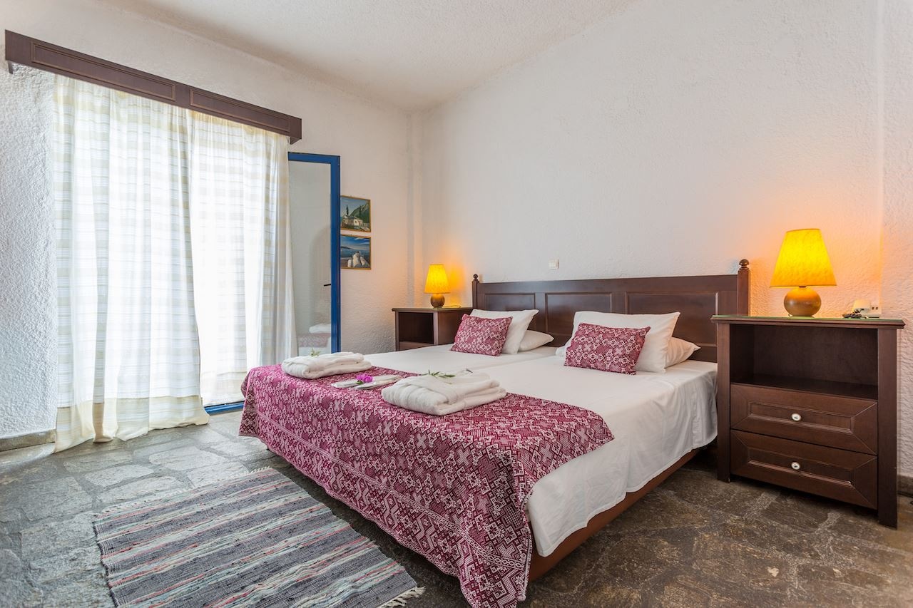 rooms-family-room-garden-view