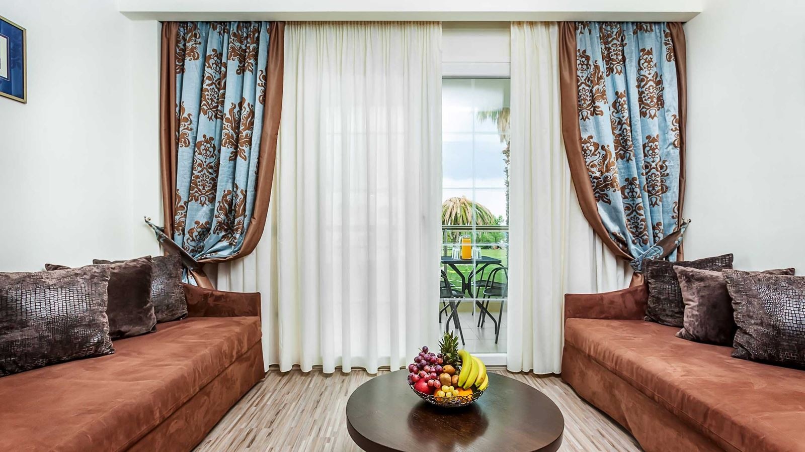 rooms-family-room-garden-view