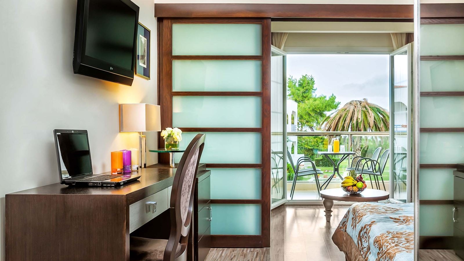 rooms-family-room-side-sea-view